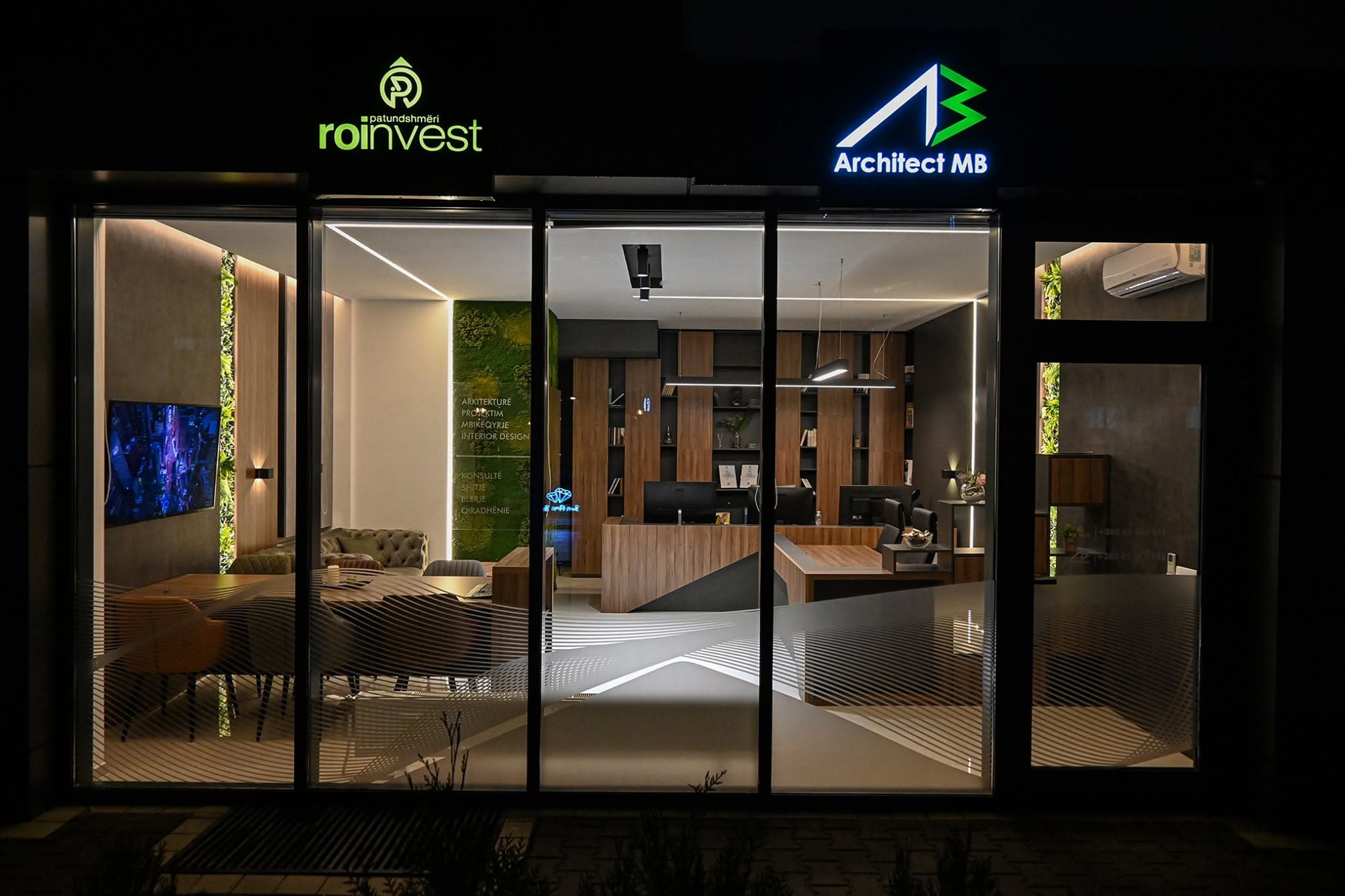 Fasada e zyrës së Roinvest në mbrëmje, 2021