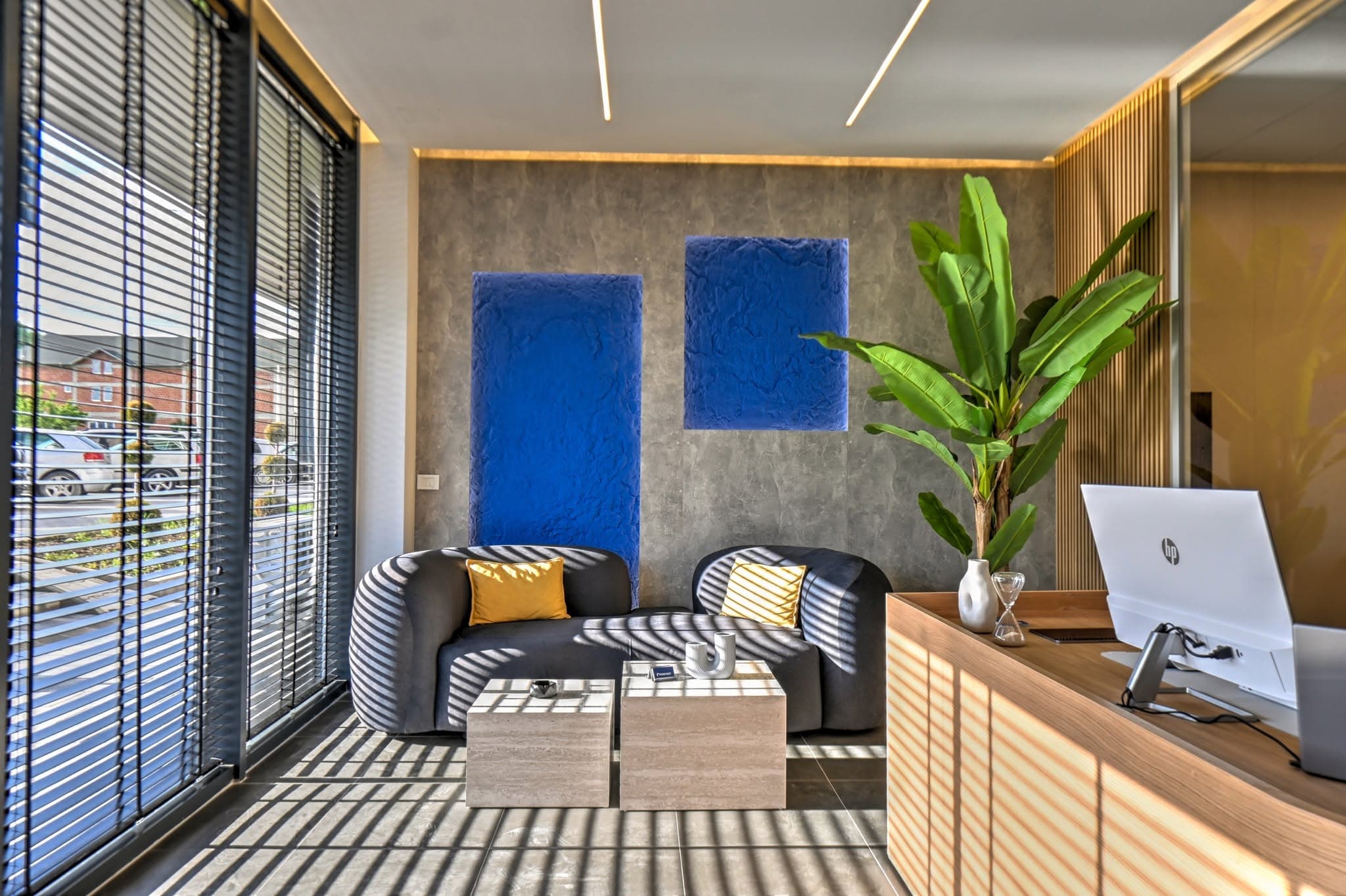 Këndi i pritjes me panelet blu në selinë e sotme